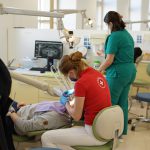 Výuka mladých stomatologů: praktická profesní příprava i péče o pacienty zároveň