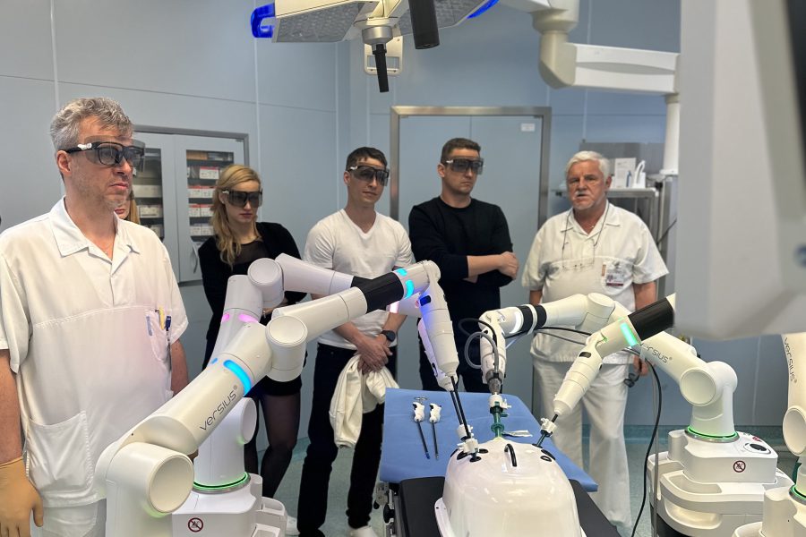 Robotický systém Versius Plus zvládne složité výkony šetrněji pro pacienty