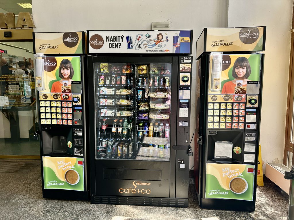 Máme nové automaty na nápoje a svačiny, možná je i sleva na kávu