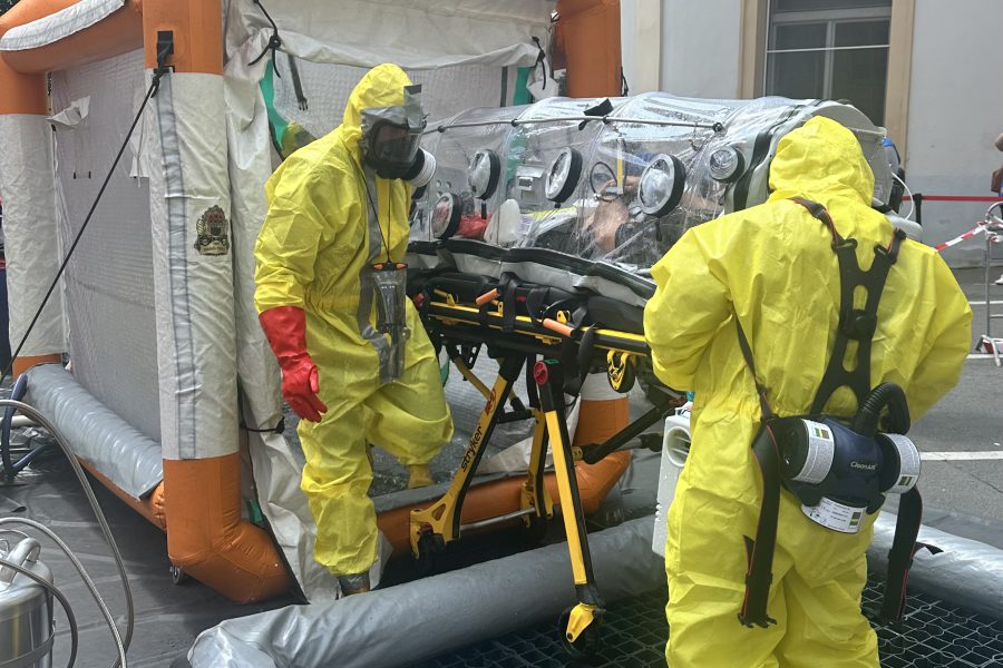 Extrémní situace nanečisto: Ve VFN přijali pacienta s podezřením na Ebolu!