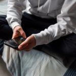 Stres z digitálních médií mezi českými rodiči: Každý 10. dospívající má příznaky závislosti na digitálních médiích. Rodiče bojují s vyhořením