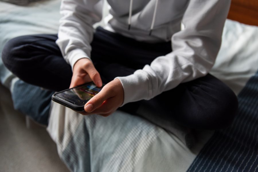 Stres z digitálních médií mezi českými rodiči: Každý 10. dospívající má příznaky závislosti na digitálních médiích. Rodiče bojují s vyhořením