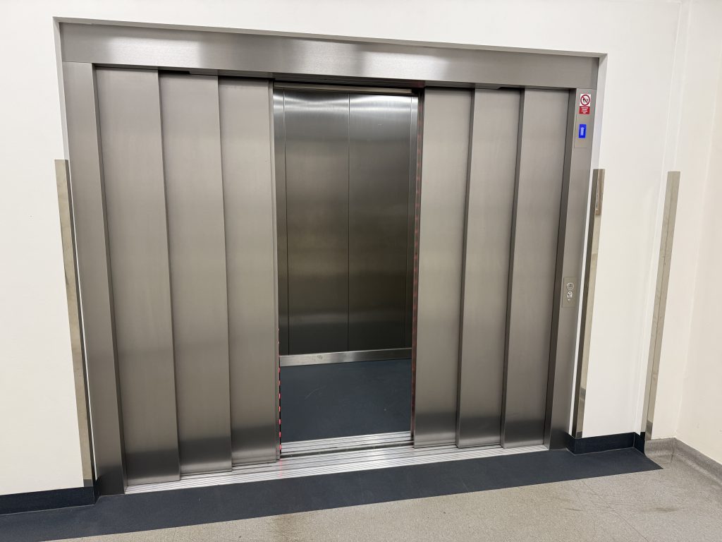 Nové výtahy na Fakultní poliklinice: Více prostoru, rychlosti i bezpečí