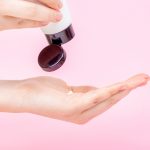 Jak se v chladném počasí postarat o pokožku: kompletní průvodce zimní péčí