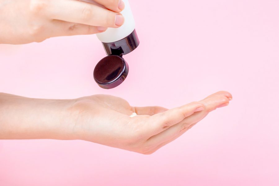 Jak se v chladném počasí postarat o pokožku: kompletní průvodce zimní péčí