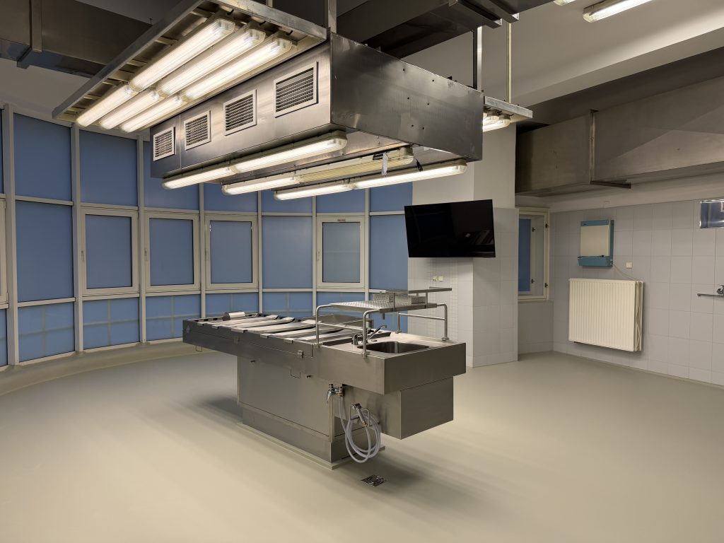 Nové pitevní stoly a nezbytná rekonstrukce v Ústavu soudního lékařství