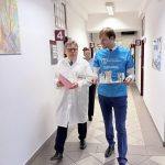 Ministr zdravotnictví a ředitel VFN v roli dobrovolníků v Kavárně života