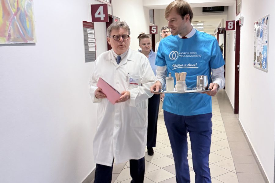 Ministr zdravotnictví a ředitel VFN v roli dobrovolníků v Kavárně života
