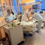 Simulace akutních stavů na KARIM: Pilotní projekt posiluje dovednosti nelékařských zdravotníků