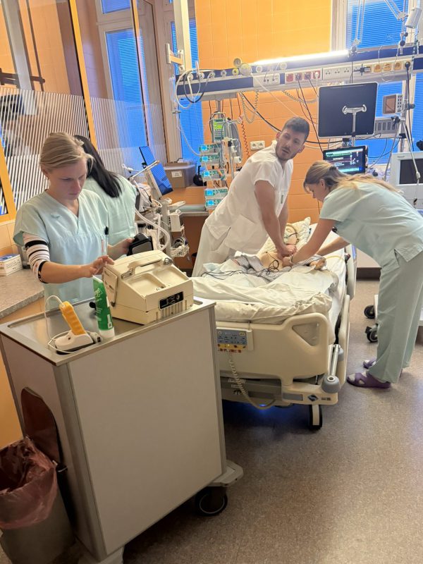 Simulace akutních stavů na KARIM: Pilotní projekt posiluje dovednosti nelékařských zdravotníků