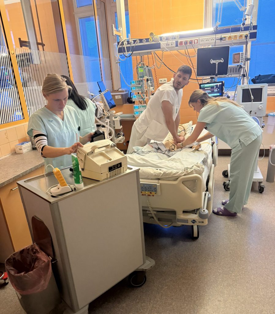 Simulace akutních stavů na KARIM: Pilotní projekt posiluje dovednosti nelékařských zdravotníků