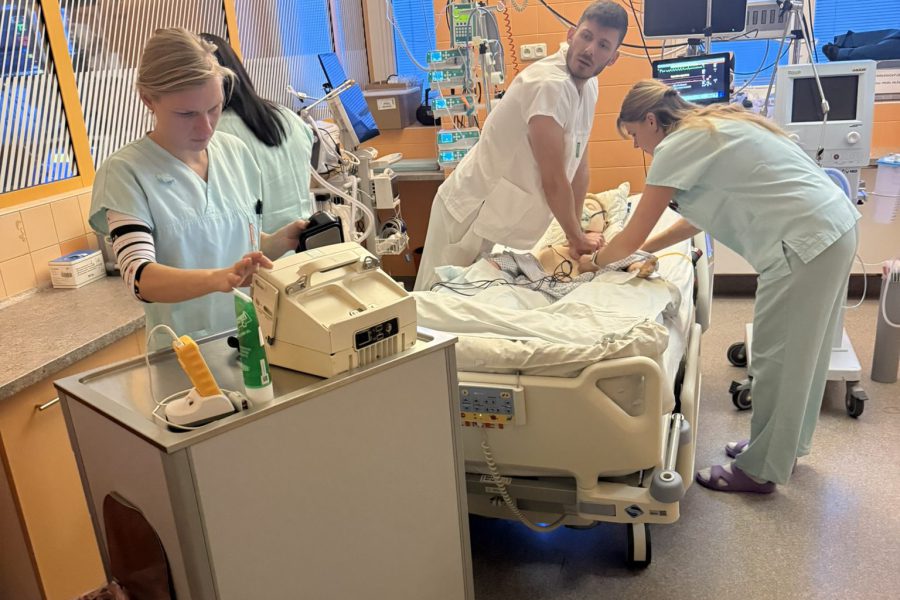 Simulace akutních stavů na KARIM: Pilotní projekt posiluje dovednosti nelékařských zdravotníků