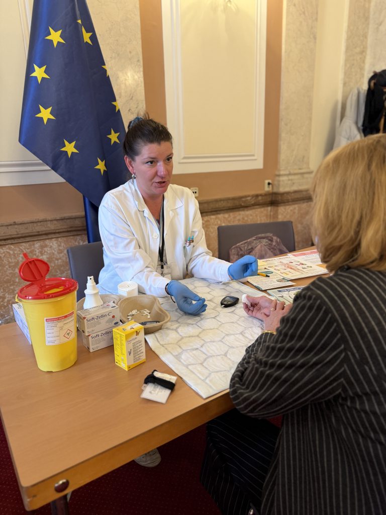 Zdravotníci z VFN ordinovali na Úřadu vlády ČR a naše FTO získalo 12 litrů krve!