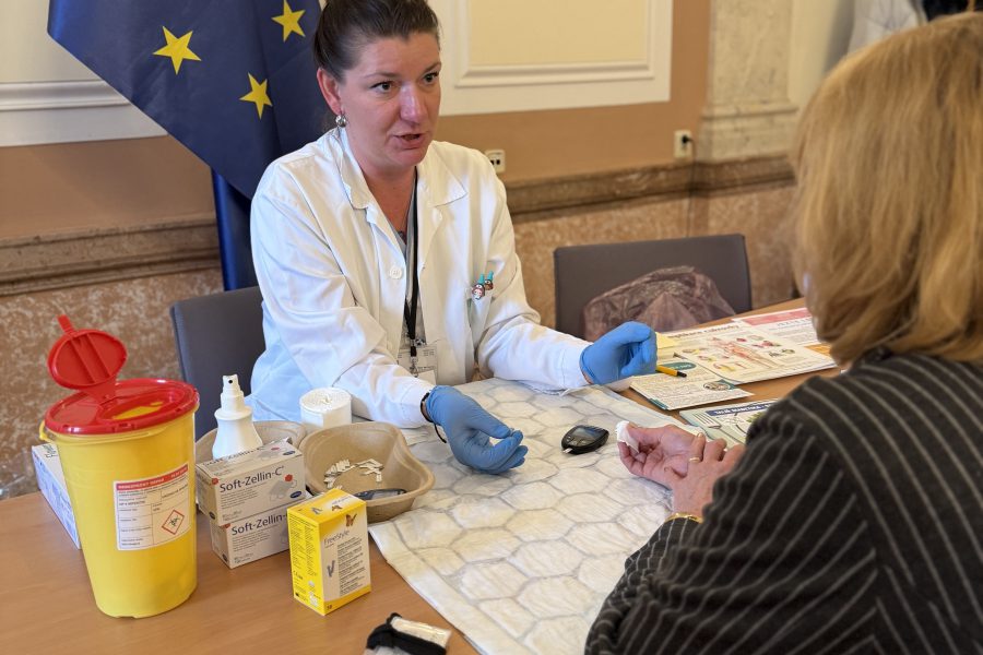 Zdravotníci z VFN ordinovali na Úřadu vlády ČR a naše FTO získalo 12 litrů krve!