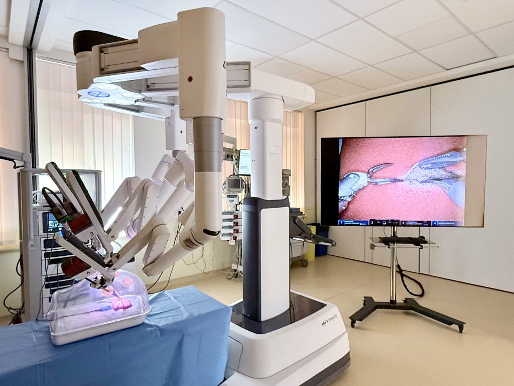 1. LF UK otevírá špičkové školicí centrum robotické chirurgie
