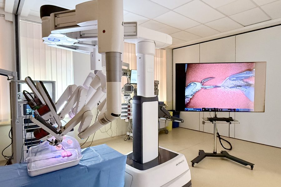 1. LF UK otevírá špičkové školicí centrum robotické chirurgie