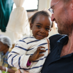 Od Lvova po Rwandu. Lékaři VFN pomáhají i tisíce kilometrů od Prahy